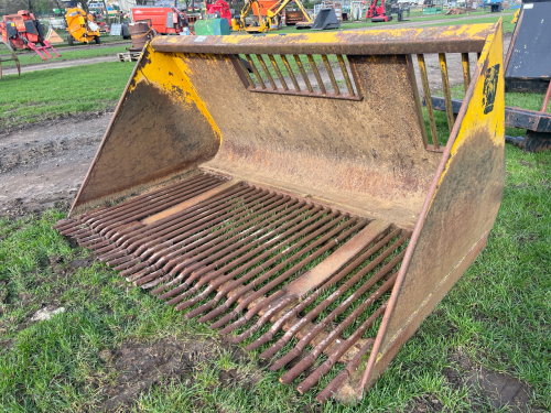 2T sugar beet bucket JCB bracket