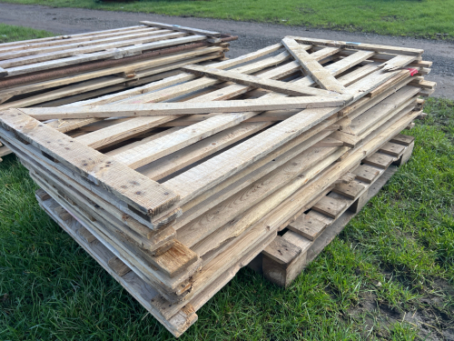8x wooden sheep hurdles, 6ft, average condition
