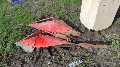 2x complete Kverneland plough mouldboard assemblies - with frogs