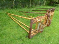 Round bale carrier