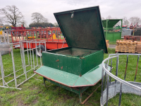 Square lamb creep feeder