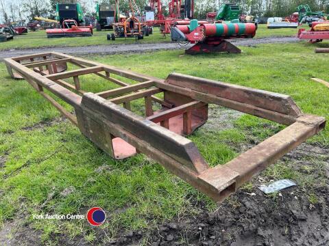 Forklift attachment for moving pig arks