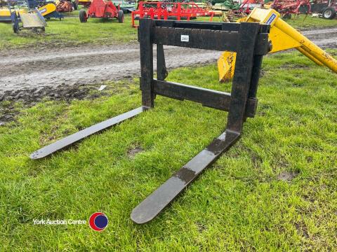 Heavy duty pallet forks on backplate with MX brackets