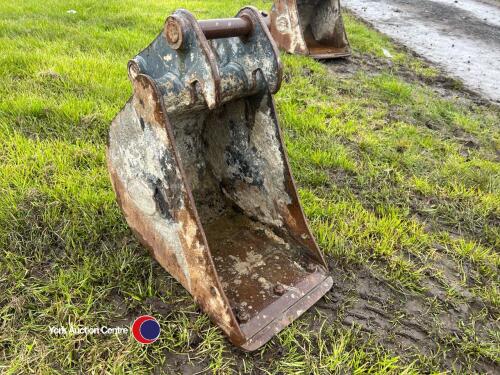 Mini digger bucket 300mm wearing blade, 30mm pins, good