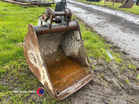 Mini digger bucket 450mm,30mm pins, wearing blade, good condition