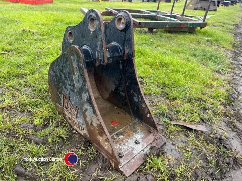 Mini digger bucket 300mm, 35mm pins,wearing blade, good condition