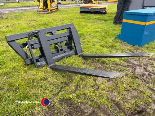 Pair pallet forks c/w Euro brackets and side shift