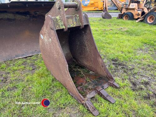 2ft excavator bucket, off a 14T Machine
