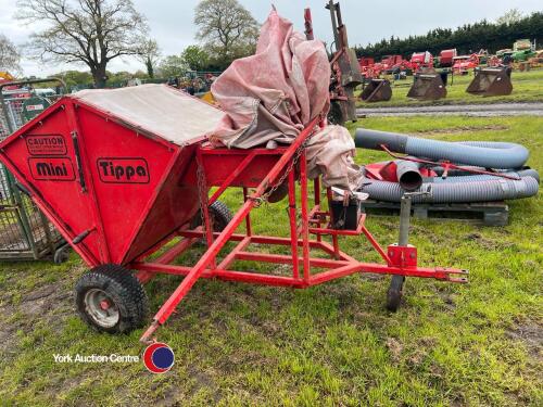 Mini Tippa paddock vacuum cleaner