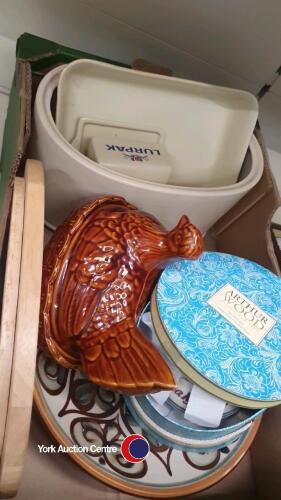 Box of kitchenware including Arthur Wood boxed tea pot, large Denby stoneware bowl and Portmeirion chicken egg bowl