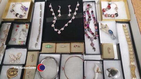 Tray of boxed good quality jewellery