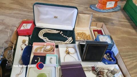 Large collection of various vintage jewellery, some boxed .
