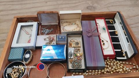 Quantity of jewellery