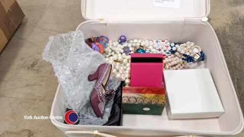 Mixed jewellery and handbags