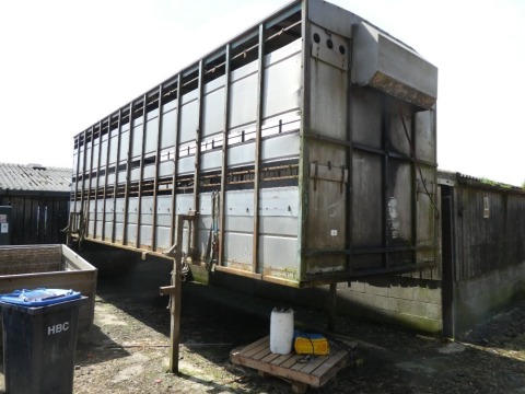 Houghton 28ft demount livestock box c/w hydraulic deck