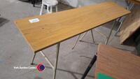 Knitting machine table
