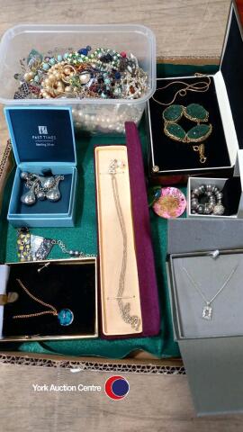 Tray of mostly boxed vintage jewellery ( some costume)