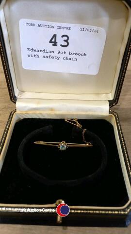 Edwardian 9ct brooch with safety chain