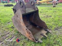 2ft bucket off 14T machine - 2