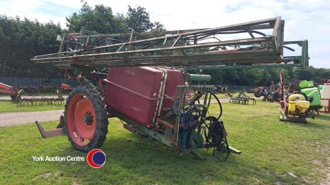 Trailed crop sprayer hydraulic booms