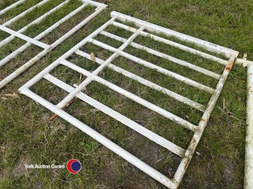 White metal gate 1.03mx1.07m