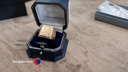 Mens gilt metal Nike signet ring, stamped 18k. .