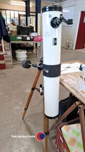 Prinz Optics vintage astronomical reflector telescope & tripod stone. Mirror 114mm (4.5 inches), Focal length 900 mm (35.4 inches)