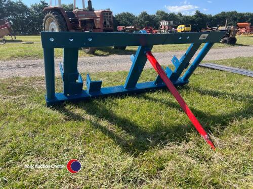 Bale spike to fit loader