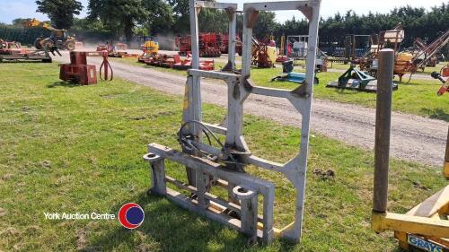 Grays straw grab, pin and cone brackets, extended to lift 2 round bales
