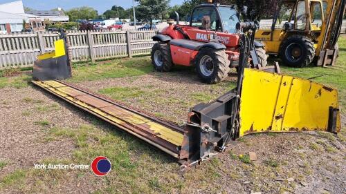 Bison CX100 8.6m folding combine header for oil seed rape