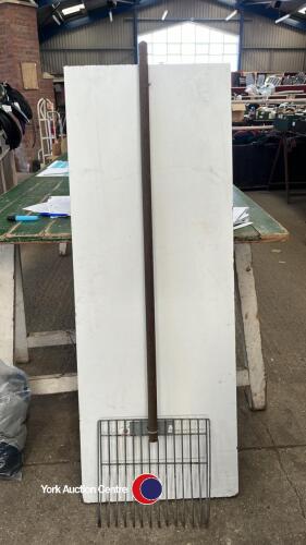 Metal shavings fork