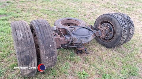 Lorry rear axle with wheels