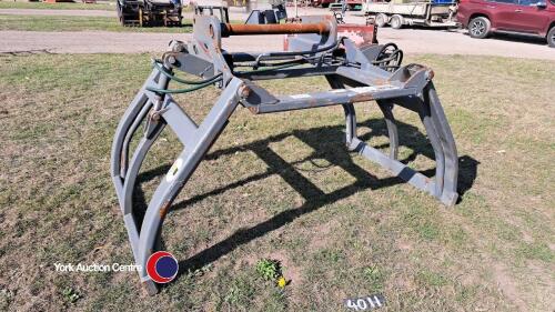 Mason round bale nippers on Manitou brackets