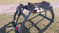 Mason round bale nippers on Manitou brackets - 2