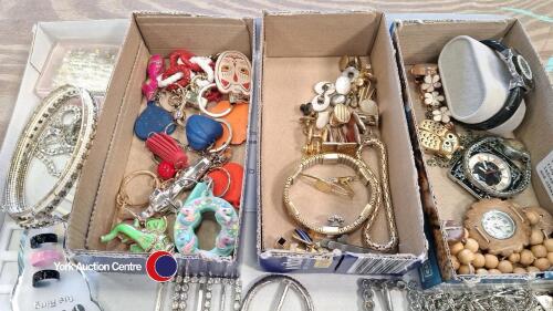 Tray of watches, key rings, gents jewellery, ladies hair jewellery and other jewellery