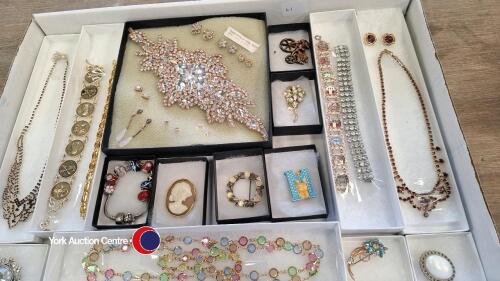 Tray of boxed good quality jewellery