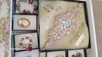 Tray of boxed good quality jewellery - 3