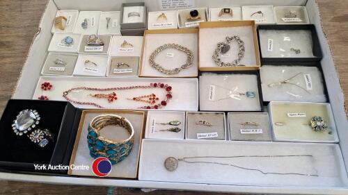 Tray of boxed good quality jewellery marked .925, Alpaca, M&S, Sarah Coventry etc