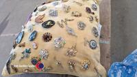 Cushion of brooches - 4