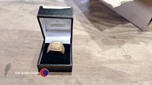 Men's gilt metal signet ring stamped 18k