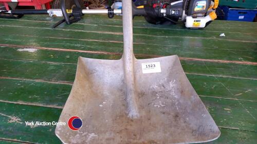 Aluminium shovel