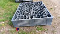 8 x plastic pallets