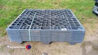 8 x plastic pallets - 2