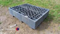 8 x plastic pallets - 4