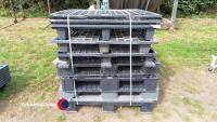 8 x plastic pallets