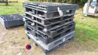 8 x plastic pallets - 2