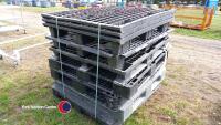 8 x plastic pallets - 3