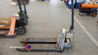 Hand pallet truck