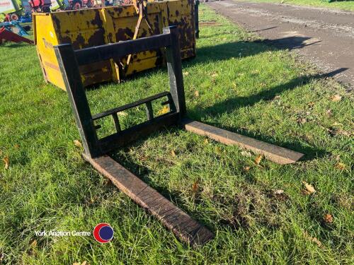 Pallet forks on 3 point linkage frame