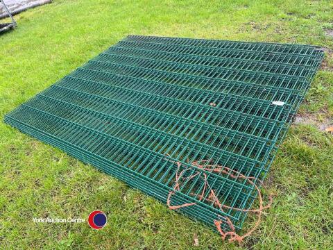 Quantity of mesh fencing panels